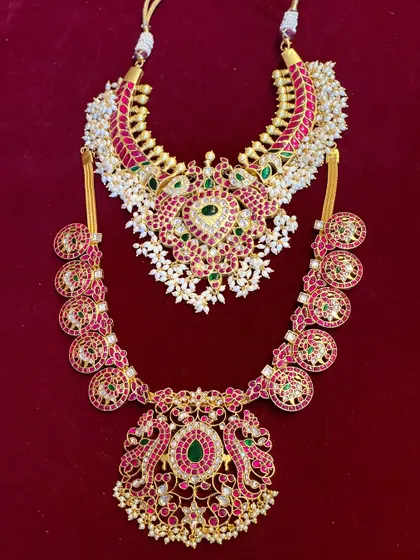 This Jadua Kundan bridal set with pearl accents is a classic choice. The combination of the choker and long haram creates a complete and regal look.