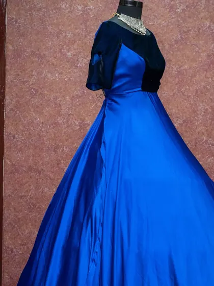 A classic royal blue ball gown, perfect for a grand maternity shoot.