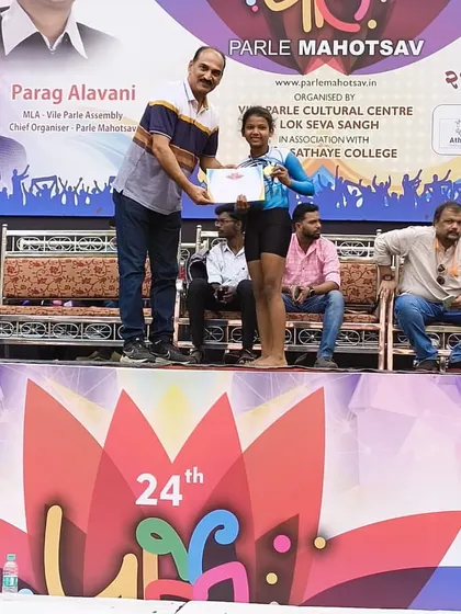 Here is another one of our gold medal winners from the 9 to 14 girls' category receiving her award at the Parle Mahotsav. We focus on strong fundamentals to ensure our students perform their best under pressure.