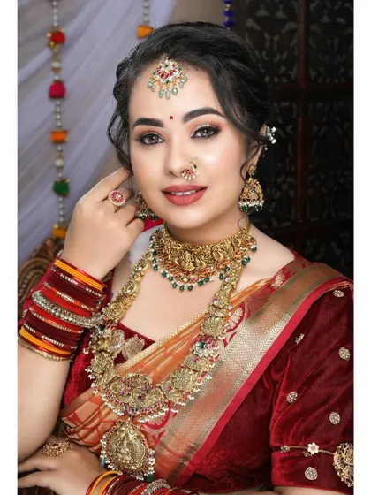 This bride is a vision in red and gold. The temple jewellery set she rented from me includes a beautiful choker, a long haram, and a delicate nose ring.
