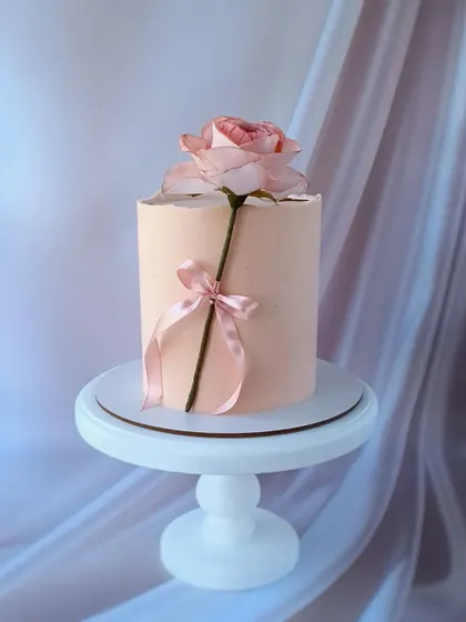 The full view of this elegant single-rose cake, perfect for a sophisticated celebration.