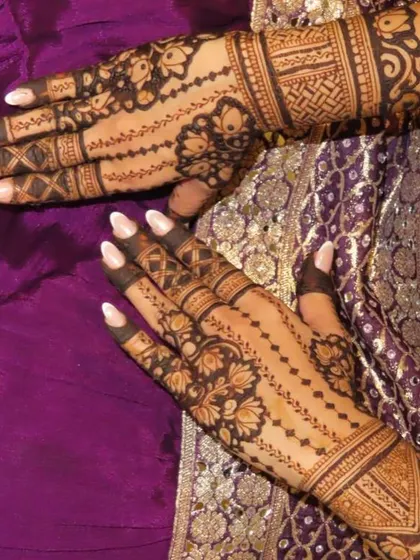 An elegant back-hand design with delicate floral chains and jaali patterns on the fingers.