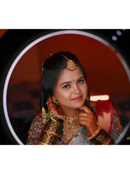 A happy bridal portrait, with the ring light creating a perfect frame and highlighting her smile.