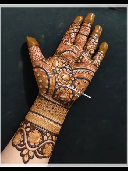 A close-up view highlights the importance of clean lines and detailed filler work. My classes emphasize precision in creating elements like dots, nets, and fine floral patterns to give designs a professional finish.