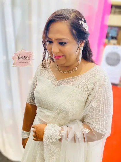 A gorgeous reception look for this guest in a white Anarkali. The makeup is glamorous with a hint of sparkle, perfect for an evening party.