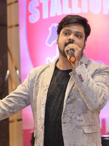 Addressing the audience during a corporate awards night. My clear and confident delivery ensures that every announcement is heard and every moment is impactful.