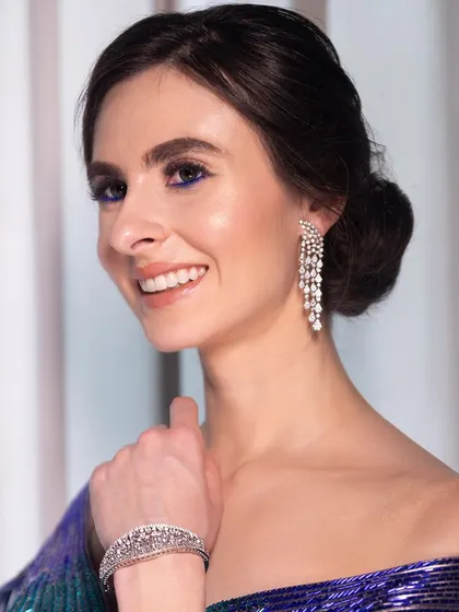 Another angle of the pop of blue liner, proving that a small detail can make a big impact on your party look.