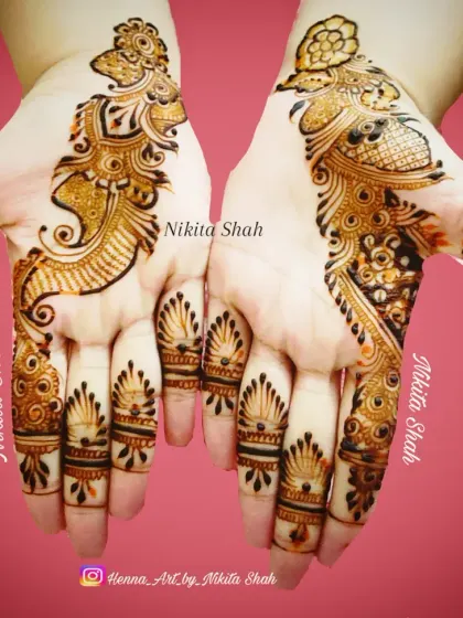 A trendy Indo-Arabic design. This style combines the flowing vines of Arabic mehendi with the intricate details of Indian patterns.