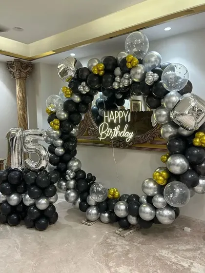 A full shot of the 15th birthday balloon ring.