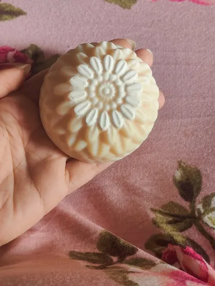 This is my Vitamin C and Almond Milk combo bar. It’s designed to be a short, punchy boost for your skin, leaving it bright and nourished. A little something special I whipped up for you.