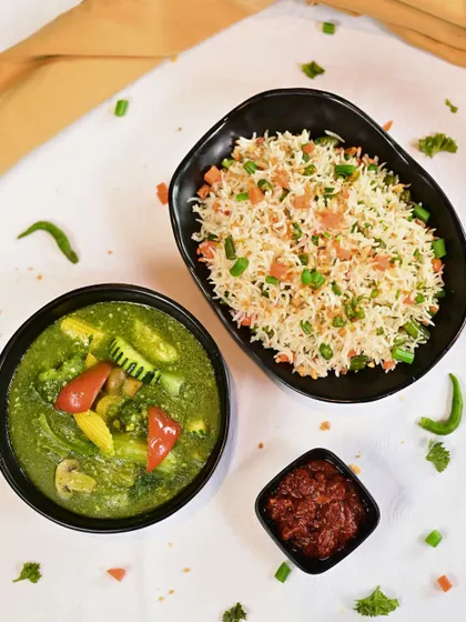 A garlicky delight like no other. Fragrant burnt garlic rice paired with exotic veggies in a rich green garlic sauce. Every bite is a flavour explosion.