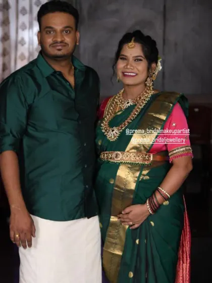 A happy photo of the couple, with the mom-to-be looking radiant in her jewellery.