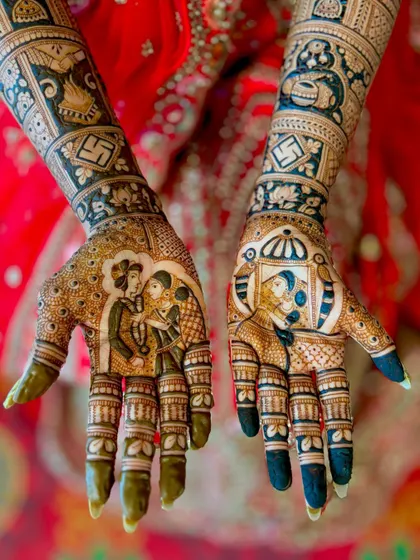 A closer look at the stunning portrait work. Each palm tells a part of the story, with one hand showing the couple during a ritual and the other capturing a candid moment.