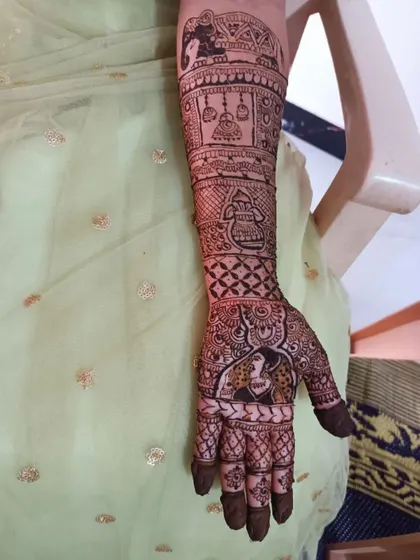 Another view of the single-hand bridal design with the bride's portrait and other traditional elements.