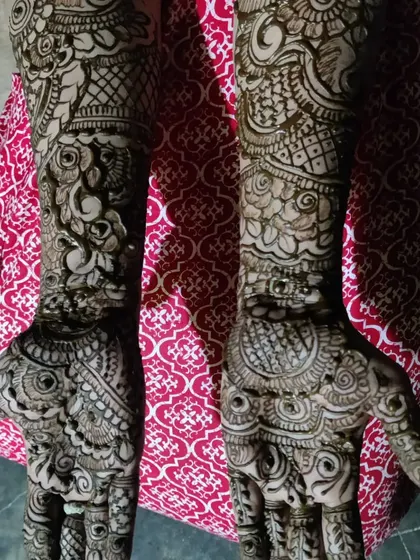 Another angle of the dense, full-coverage traditional design.