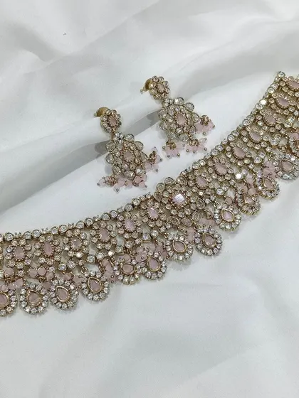 A lovely pastel pink version of our popular stone choker. This set is ideal for daytime events or for pairing with lighter-coloured outfits.