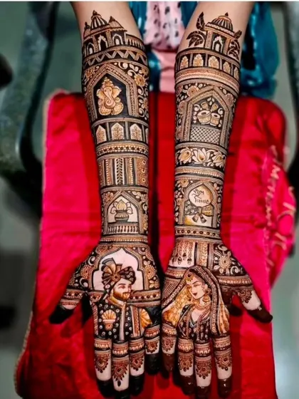 A mirror image of image 173, offering another view of the classic regal design with bride, groom, and Ganesha portraits.