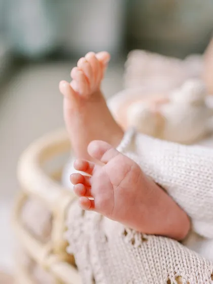 The perfect little feet of a one-month-old baby. I make sure to capture these tiny details you’ll want to remember forever during my newborn sessions.