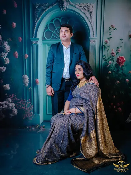 A duplicate of 133, this classic couple's portrait is perfect for those who want a timeless and elegant memory of their pregnancy.