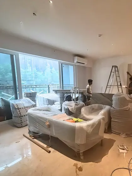 The exciting moment when furniture arrives on site. Wrapped and protected, these pieces are ready to be placed, transforming an empty room into a home that is beginning to take shape.