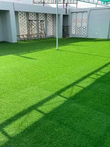 We converted this large, empty rooftop into a functional and beautiful green space. Our artificial turf installation provides a lush, maintenance-free lawn, instantly adding value and usability to a previously overlooked area.