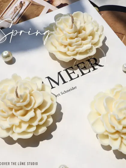 A closer look at the intricate petals of my new 'Camellia' floating candles. Each one is hand-poured with vegan soy wax, creating a piece that is both beautiful and eco-friendly.