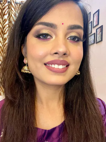 A versatile glam look that will go with any outfit. This close-up shows a beautiful blend of gold and bronze eyeshadow with a hint of purple on the lower lash line for a pop of color.