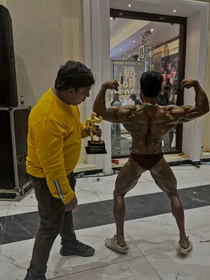 Checking the back pose with the trophy. Even in victory, we analyze and prepare for the next challenge.