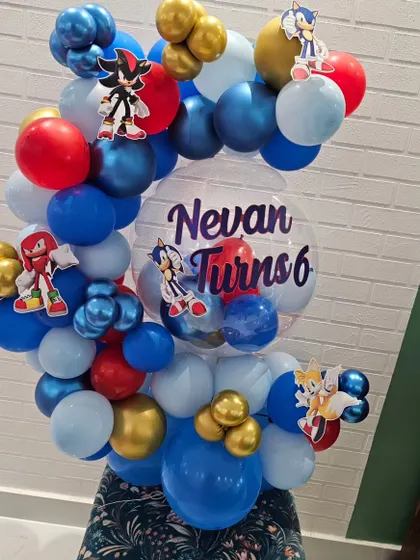 Gotta go fast! A Sonic the Hedgehog themed balloon arrangement for Nevan's 6th birthday, featuring characters like Sonic, Shadow, and Knuckles.