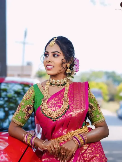 Our rental jewellery looks stunning in outdoor photoshoots. This bride is wearing a complete kemp stone set, including a choker, haram, and nethi chutti.
