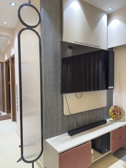 This modern TV unit is designed with a fluted glass partition, which separates the space without blocking light, adding a touch of texture and sophistication.