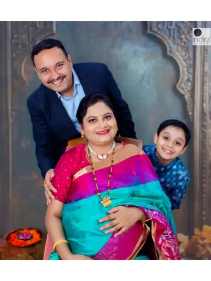 Celebrating family and tradition with a beautiful maternity shoot in my studio. This session, complete with a stunning Maharashtrian saree, shows how we can honor our roots while welcoming a new life. It’s a perfect way to capture the excitement of the whole family, including the proud big brother to be.