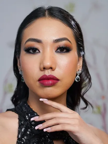 Confidence is the best accessory. Here, the combination of glowing skin, a bold lip, and dramatic lashes creates a powerful and unforgettable look, ready for any celebration.