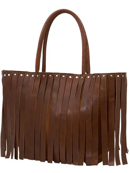 The Tassel Tango Tote in a warm brown. A versatile color that works for any season, this tote is both sophisticated and practical.