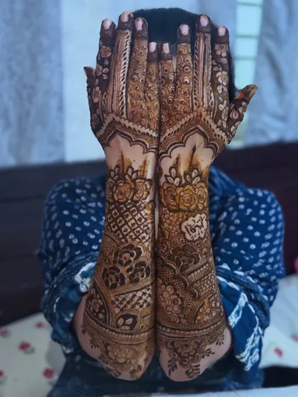 A beautiful non-bridal design with a mix of floral and traditional patterns, perfect for a festive occasion.