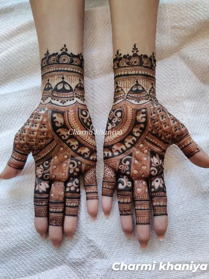 A beautiful design filled with traditional motifs. The palms feature intricate dome architecture and a procession of elephants, creating a look that is both elegant and timeless.