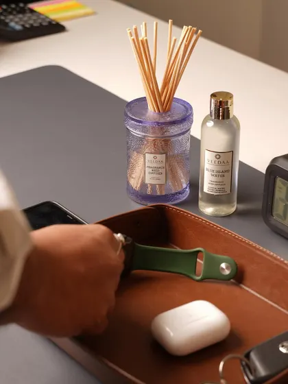 The Blue Island Water reed diffuser adds a touch of coastal freshness to this modern workspace. The scent of ozonic minerals and eucalyptus leaves is perfect for a clean, focused environment.