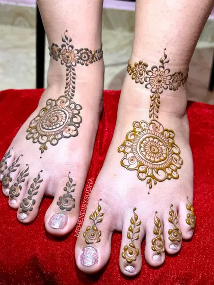 Another shot of the simple and elegant foot mehendi, perfect for any occasion.