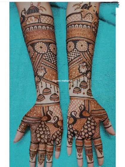 A stunning design with hanging jhumka motifs and peacocks, giving the hands a heavily adorned and festive look.