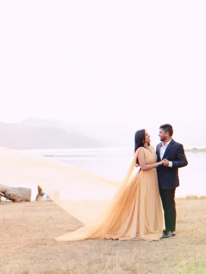This beautiful peach gown with a light, airy tail is perfect for creating soft and romantic pre-wedding photos by the lake.