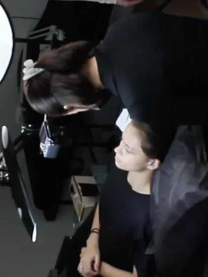An instructor provides one-on-one guidance during a practical brow training session. This close supervision is a core part of our teaching philosophy.