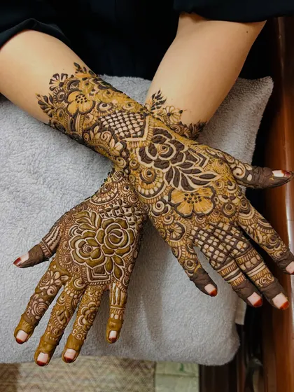 Another angle of this gorgeous floral mehendi. The patterns are a mix of bold flowers and delicate, trailing vines.