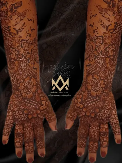 This bridal mehendi combines leafy vines with traditional patterns for a beautiful and full look.