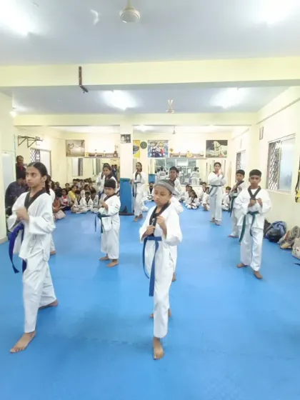 Another view of the blue belt class, focused on their stances.