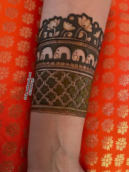 A close-up of the elephant and lotus bands while the henna paste is still on. Notice the clean lines and consistent shapes, which are the foundation of good design.
