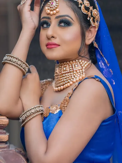 This Kundan choker with pearl drops is a classic choice for any traditional function. It sits perfectly on the collarbone and adds a touch of royalty to this blue lehenga.