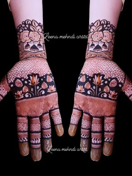 This dark-stained design is perfect for wedding guests. It features a floral band across the palm and a dotted pattern, with a beautiful rose cuff at the wrist.