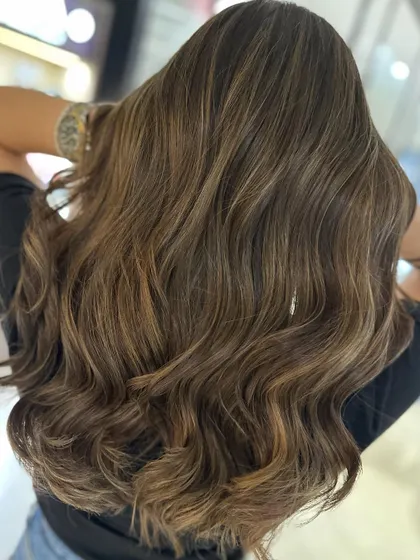 This caramel highlight blend is a classic. The back-to-back foils create a dimensional and healthy-looking color that looks great from every angle.