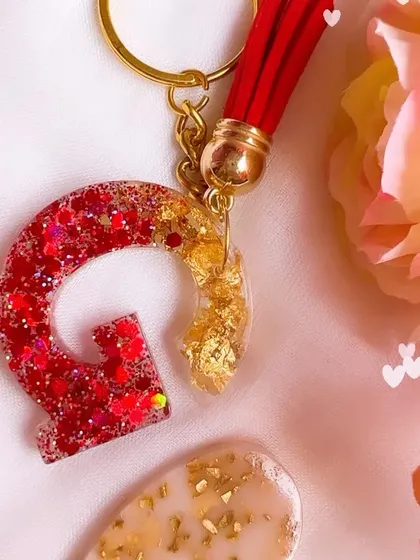 This 'G' initial keychain is finished with a bright red tassel, making it a fun and eye-catching accessory for your keys or bag.