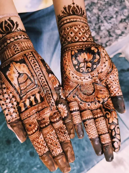 This bridal design combines temple bell (ghanti) motifs with lotus flowers, creating a spiritually significant and aesthetically beautiful piece of art.
